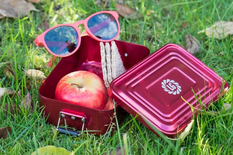 Eine Lunchbox und eine Sonnenbrille